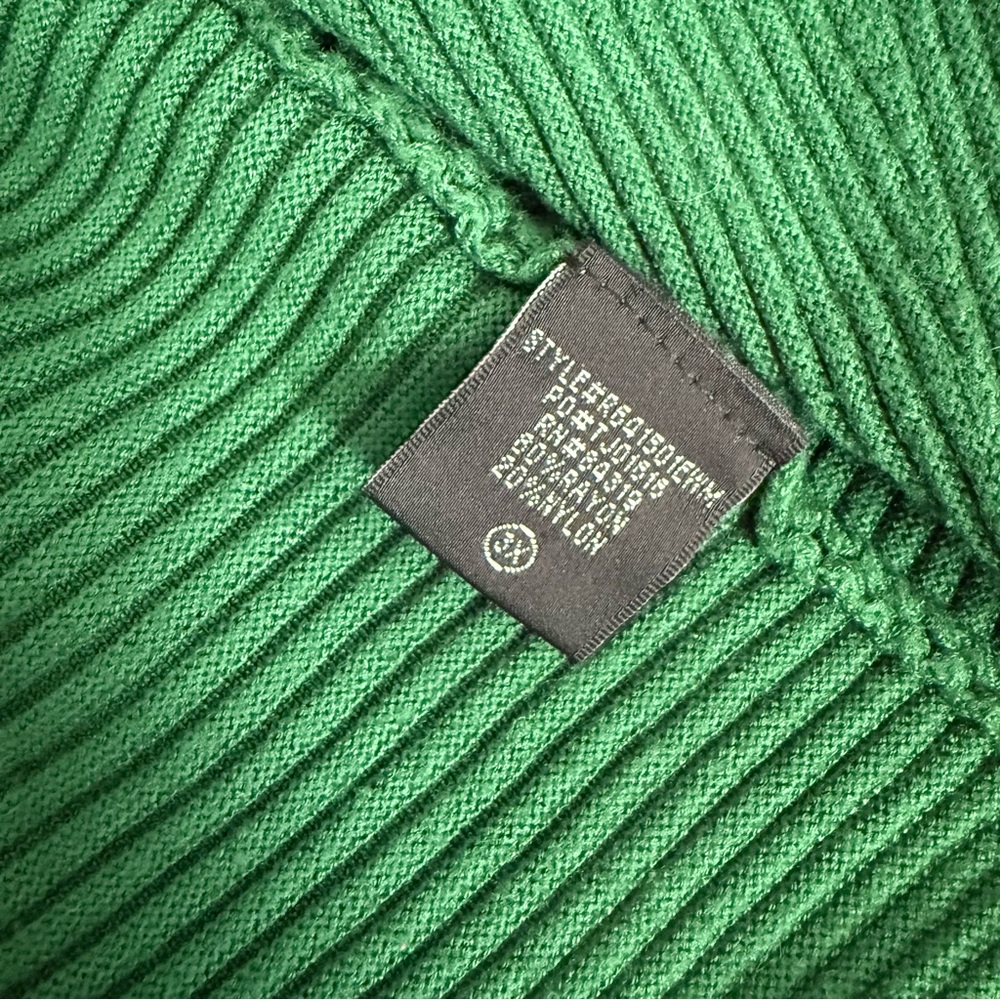Classic Green Ribbed Turtleneck Sweater - Picture 4 of 5